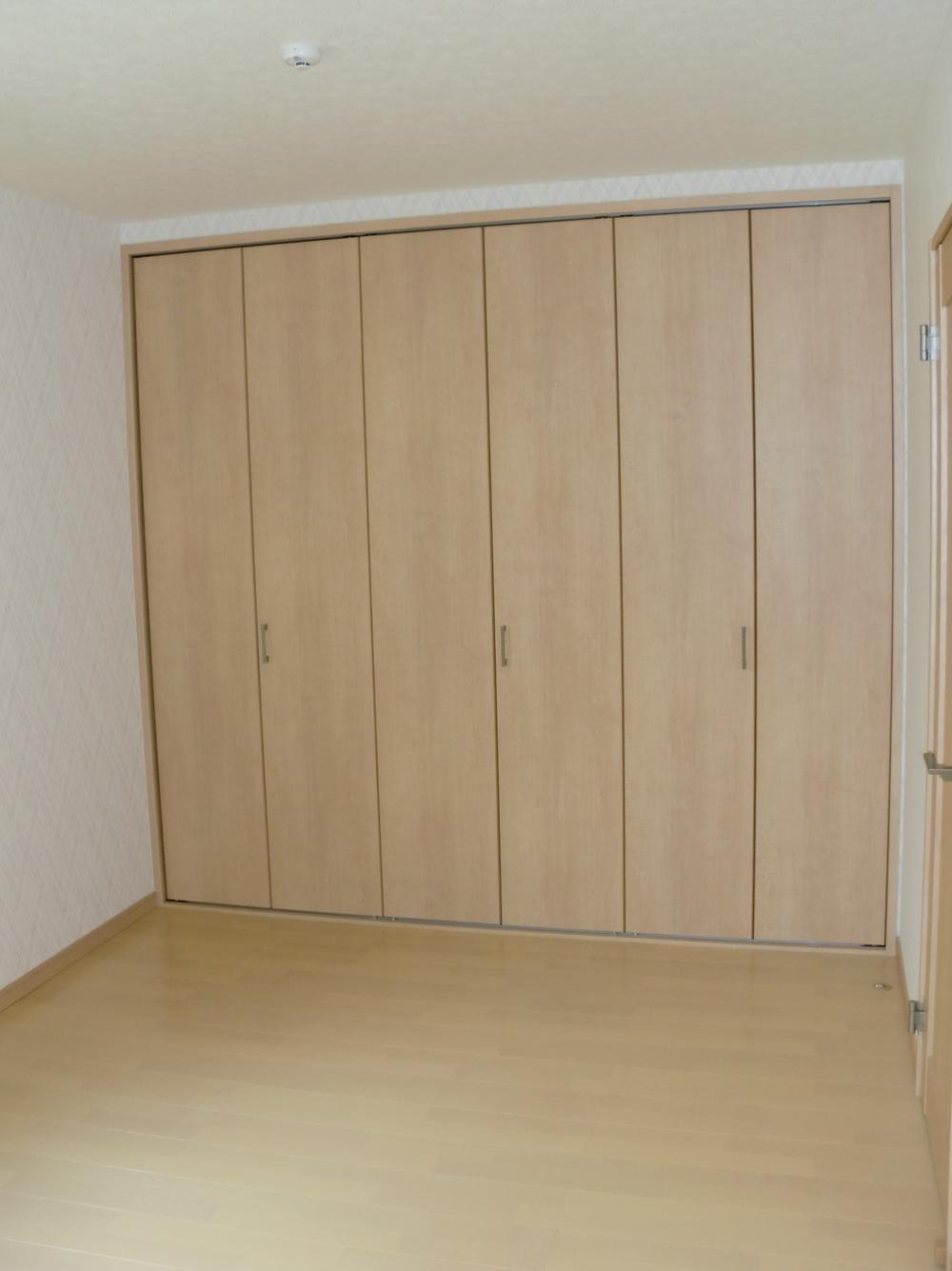 Same specifications photos (Other introspection). It is a large closet!
