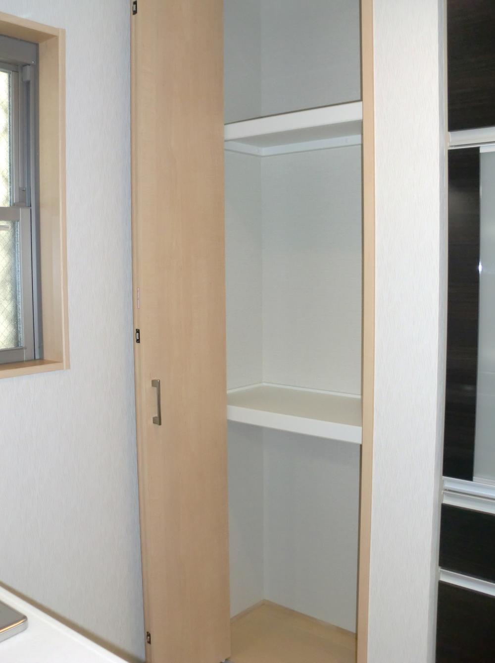 Kitchen. We put a food storage in the kitchen behind! canning ・ Ideal for beer storage!