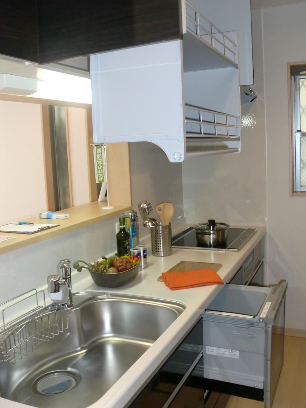 Non-living room. Popular system Kitchen! (Dish washing dryer ・ With Down Wall! )