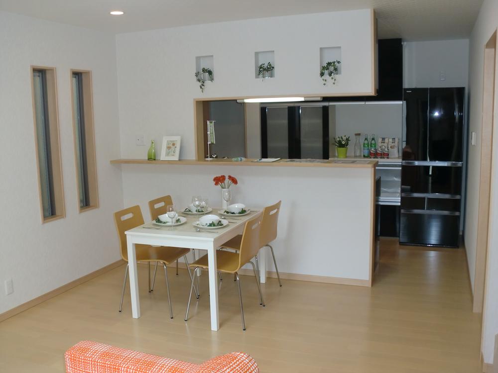 Same specifications photos (living). Wife is a popular counter kitchen!