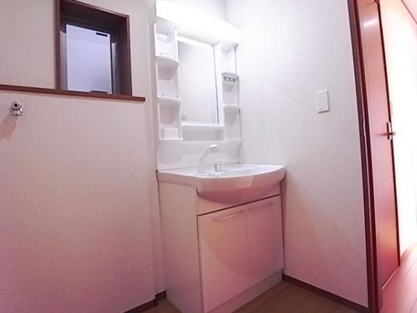 Wash basin, toilet. High-quality space is directing the room