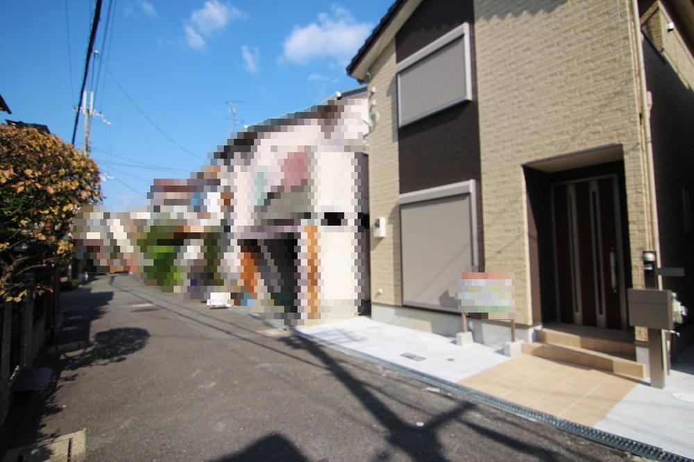 Local photos, including front road.  ◆ Frontal road