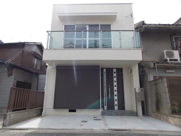 Local appearance photo. A busy morning, even happy station a 2-minute walk!