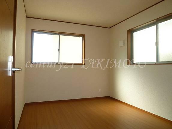 Non-living room. Pair glass used in each room! !