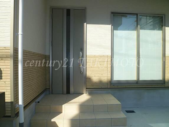 Entrance. Simple entrance around!