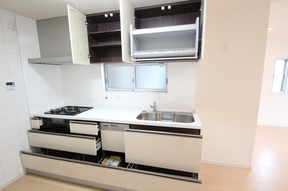 Kitchen. Storage is also rich, Deftly household chores in the kitchen of the dishwasher with