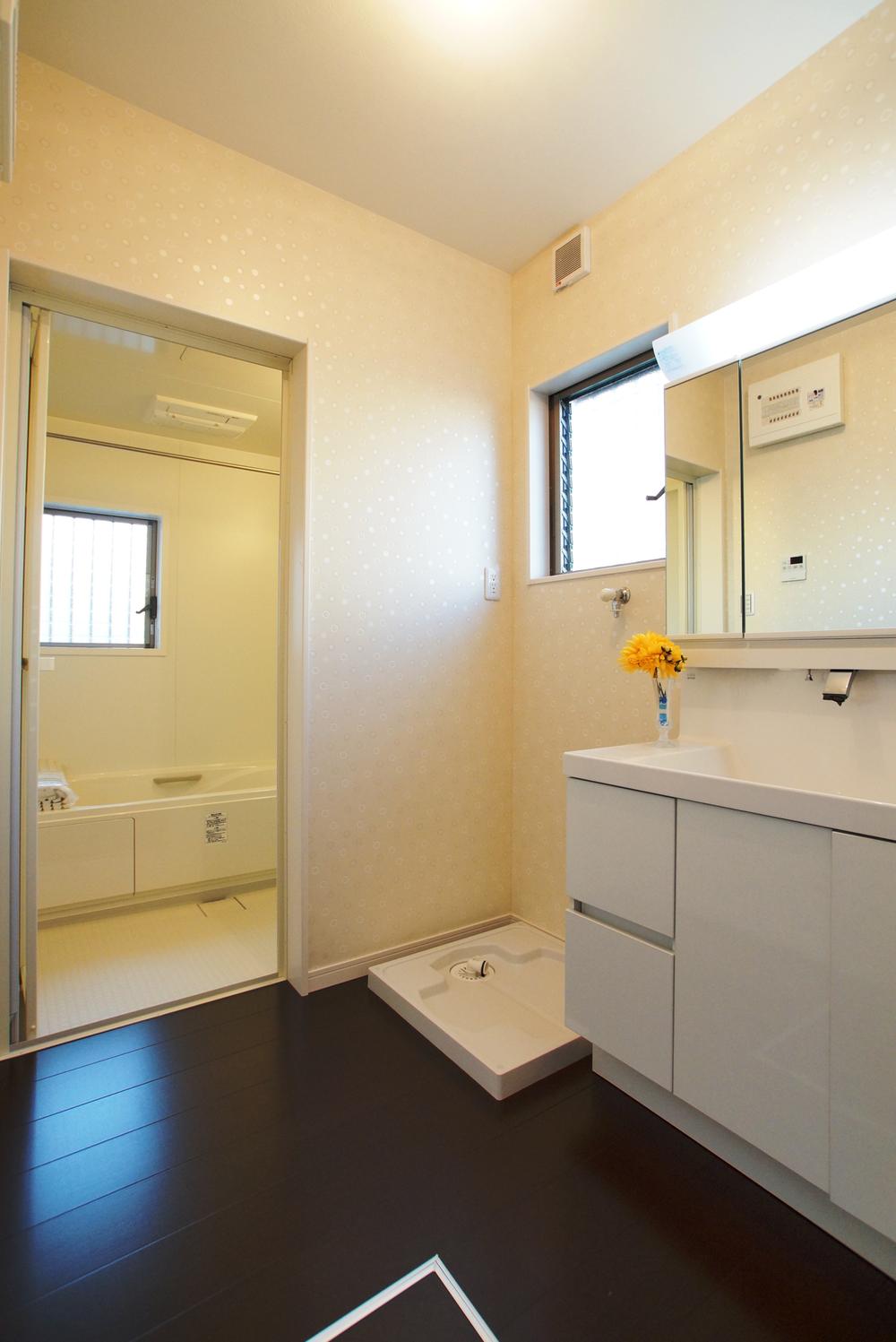 Wash basin, toilet. Shampoo dresser of the ease of lavatory is equipped with a convenient storage cleaning charm.