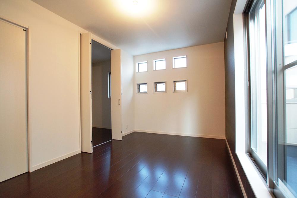 Non-living room. 7.5 Pledge of Western-style is ideal for the main bedroom. Is a large walk-in closet of 3 pledge that can be used as a costume room.