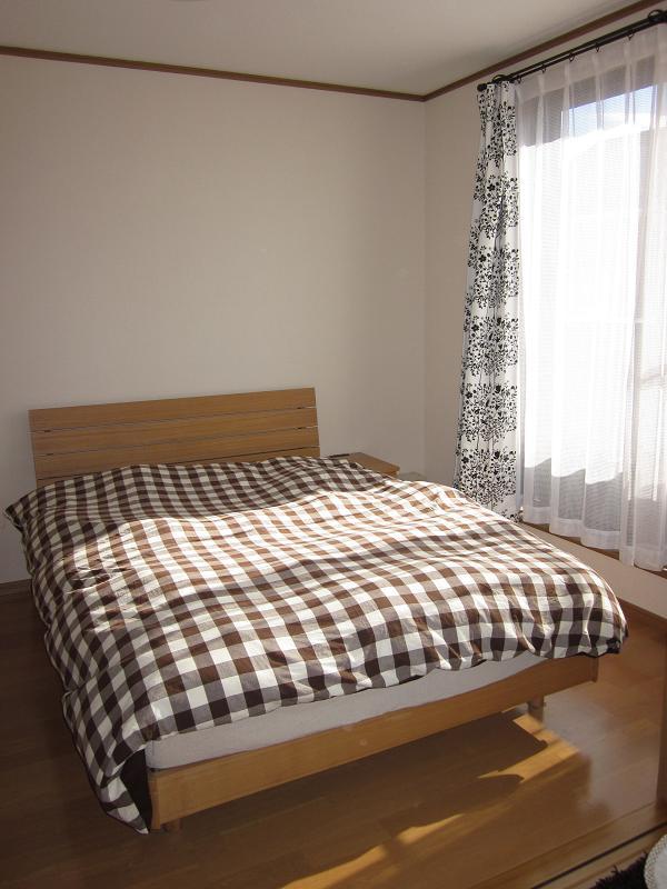 Non-living room. Bright room where sunlight is shine in! 