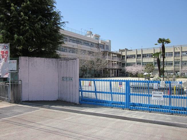 Primary school. Moriguchi stand Yakumo to elementary school 296m