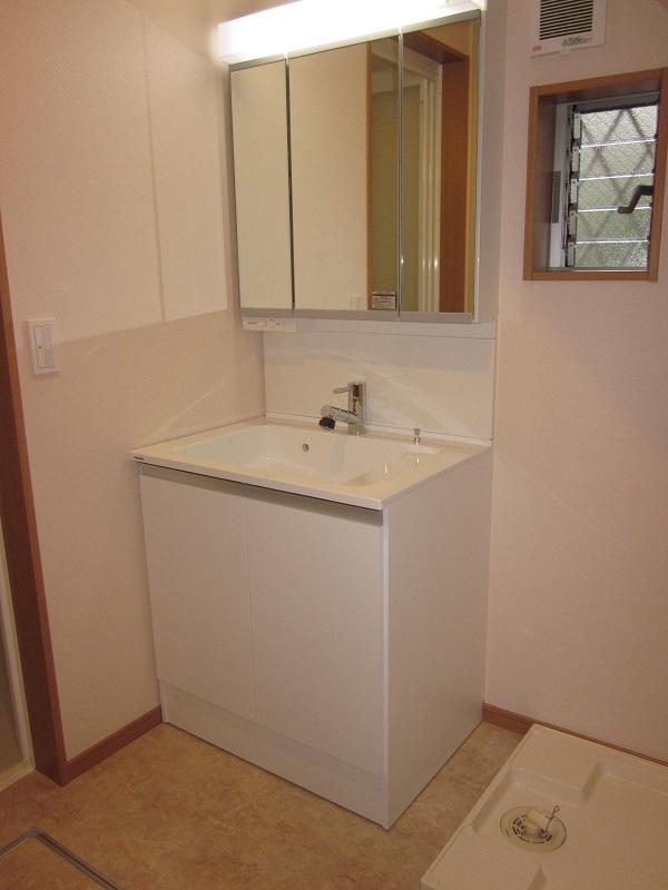 Wash basin, toilet. Three-sided mirror type