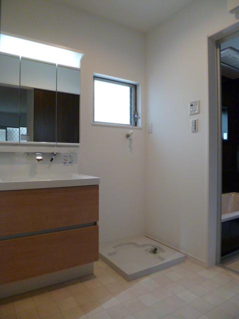 Wash basin, toilet. Indoor (March 2013) Shooting