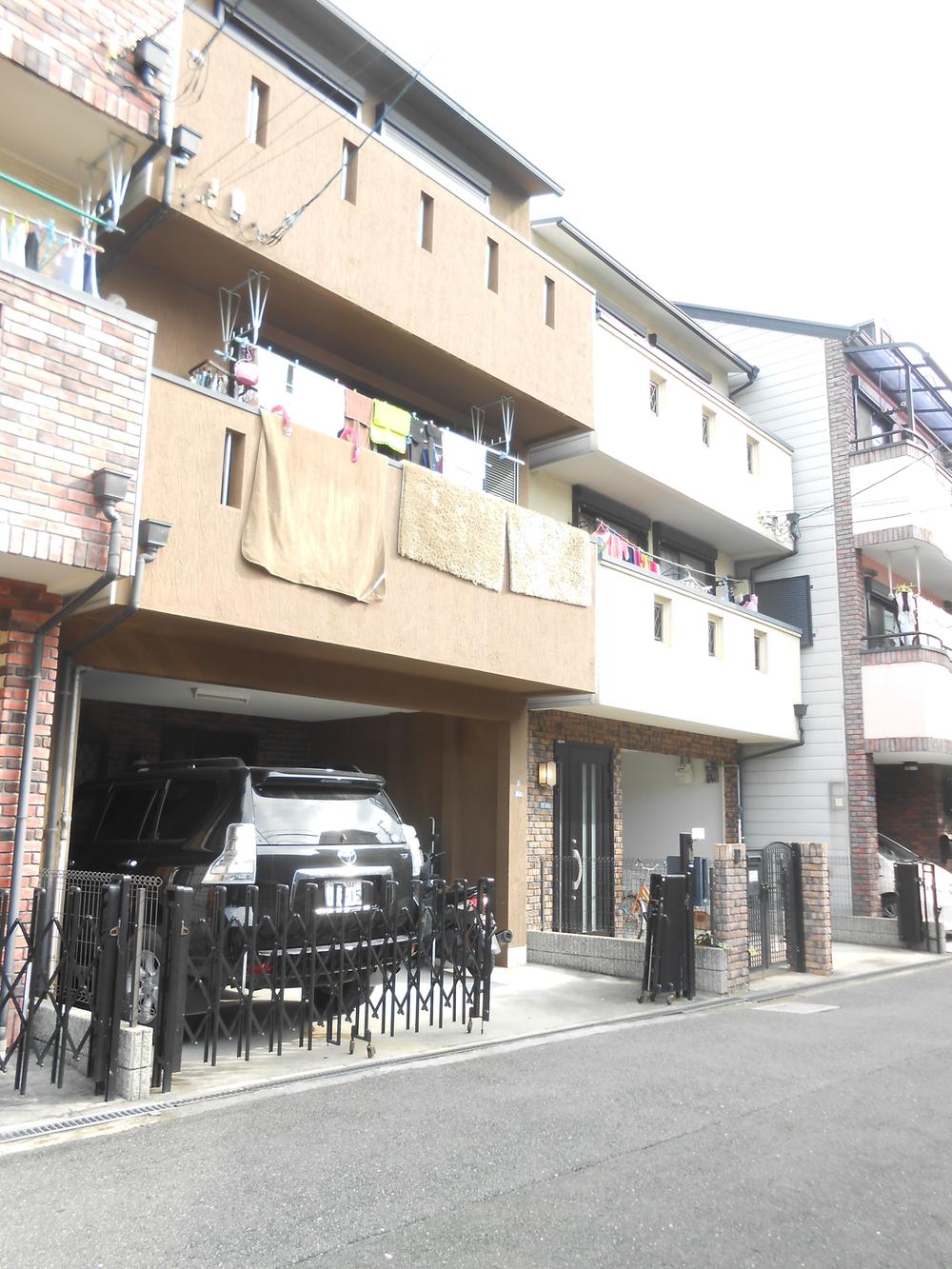 Rendering (appearance). Front road spacious