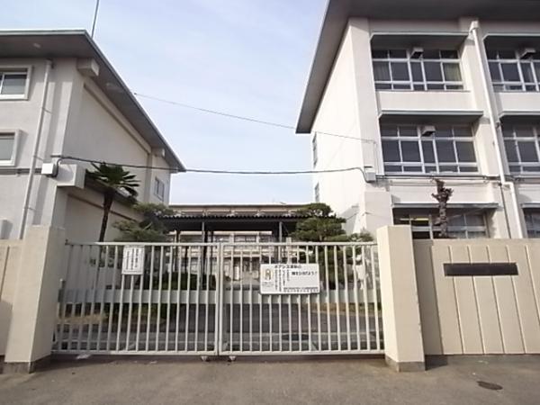 Junior high school. 720m until the fourth junior high school