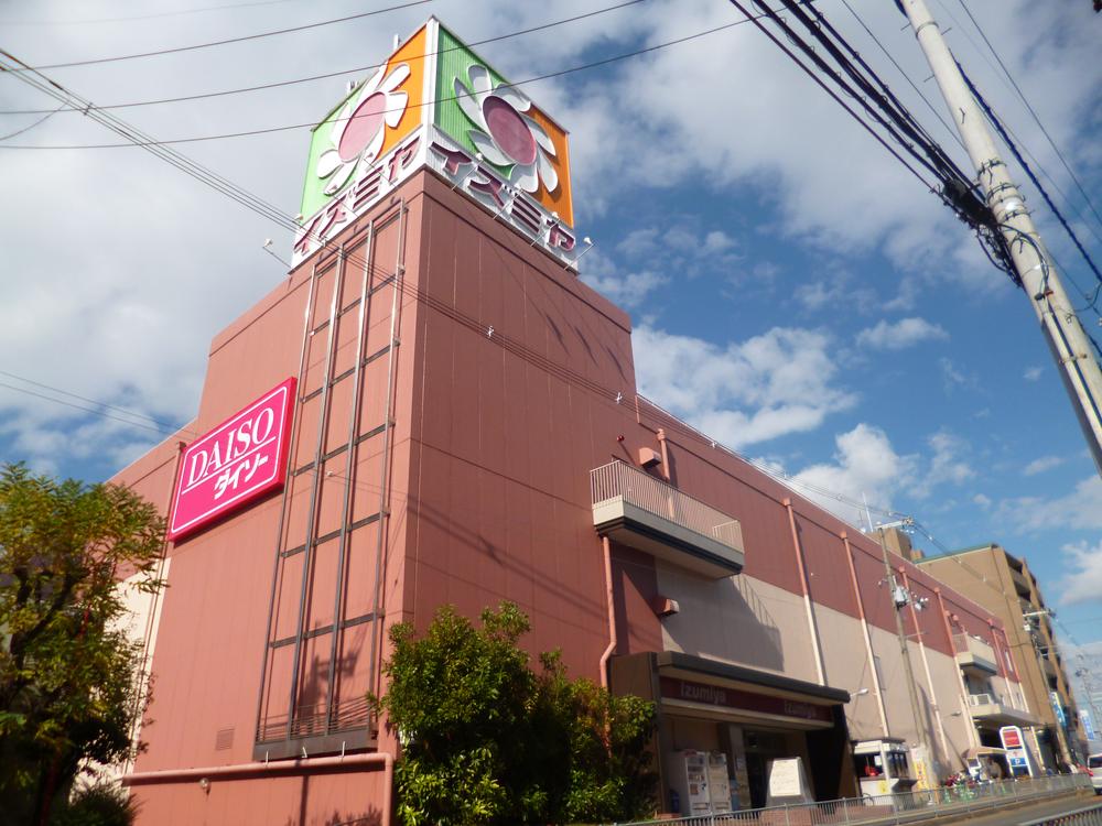 Supermarket. Izumiya Higashineyagawa to the store 689m