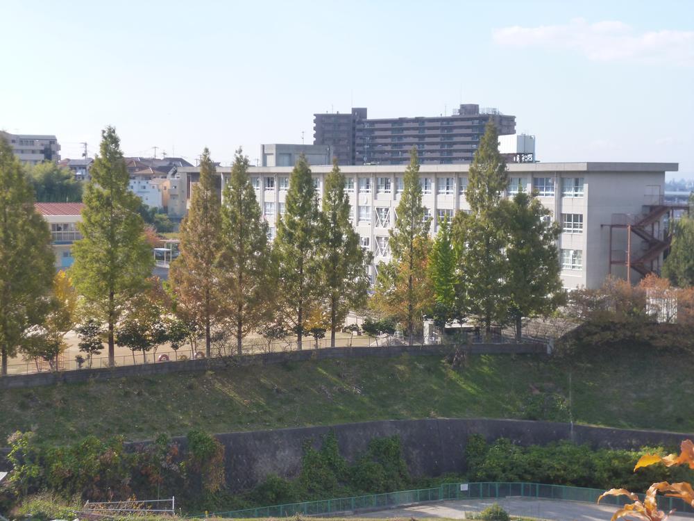 Primary school. Neyagawa Municipal Umegaoka to elementary school 1491m