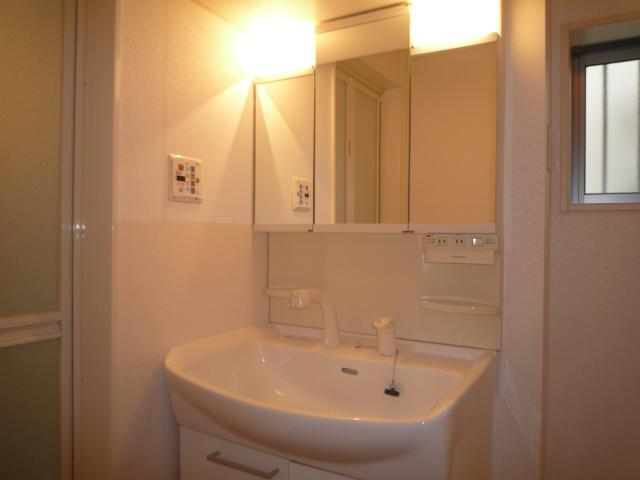 Wash basin, toilet. Of course, wash basin! 3 is a side mirror