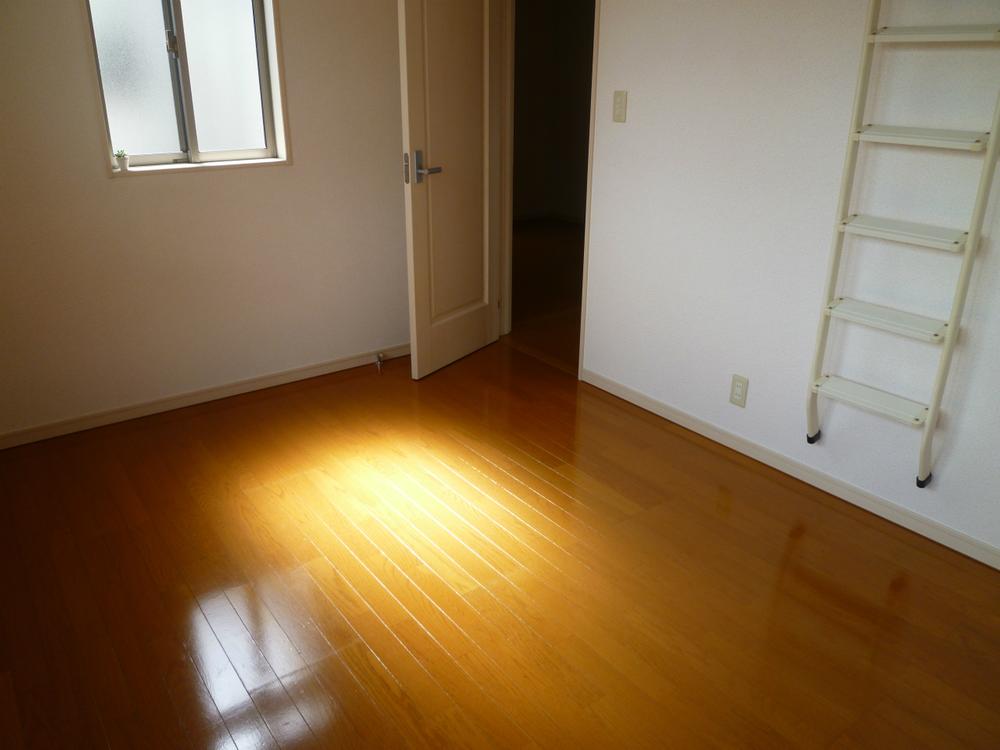 Non-living room. With loft