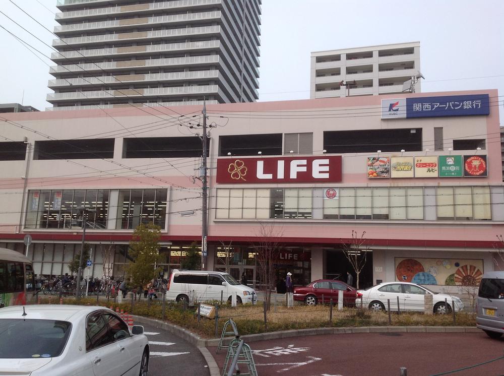 Supermarket. 826m to LIFE