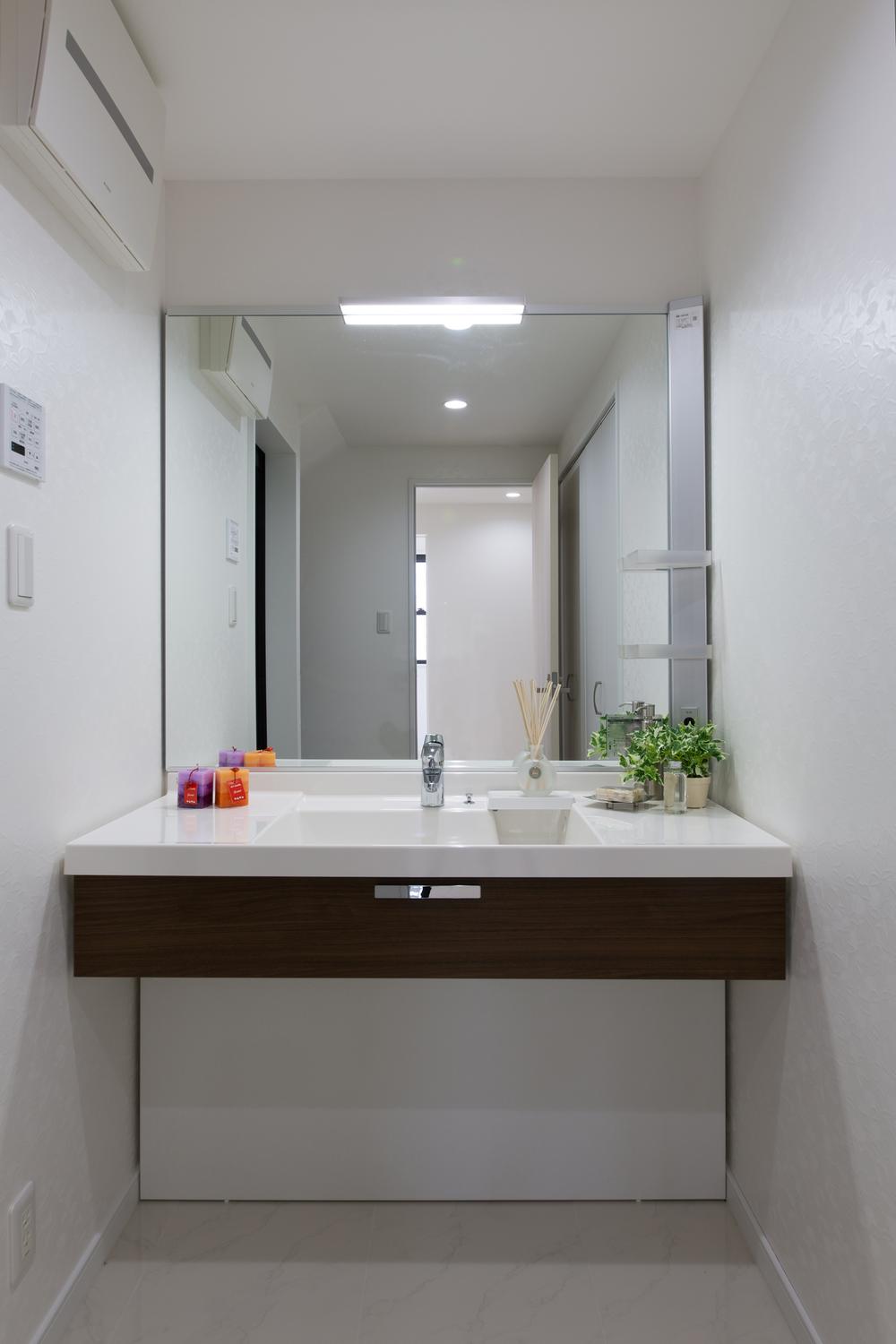 Wash basin, toilet. Indoor (June 2013) Shooting