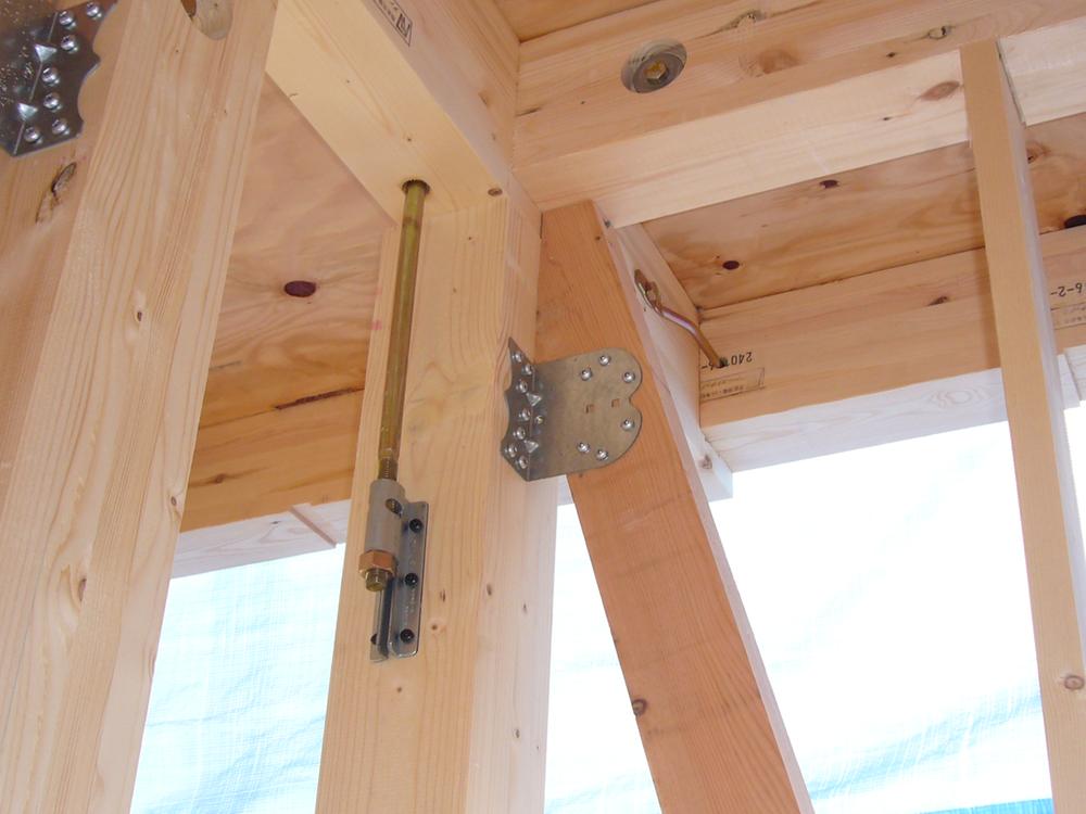 Construction ・ Construction method ・ specification. Earthquake in the invisible part ・ Earthquake-resistant metal fittings to enhance the durability, Prevent the building of distortion and collapse from the shaking caused by an earthquake, It has extended the durability of the whole house