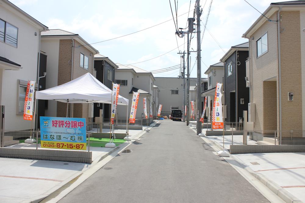 Local photos, including front road. Local appearance photo