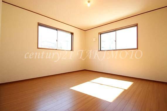 Same specifications photos (Other introspection). Bright two-plane daylight Western-style!