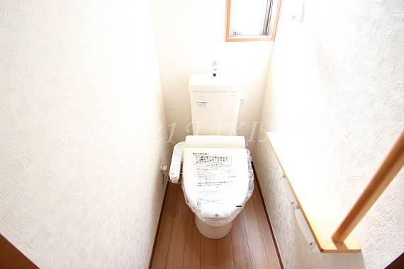 Toilet. Pat ventilation with windows!