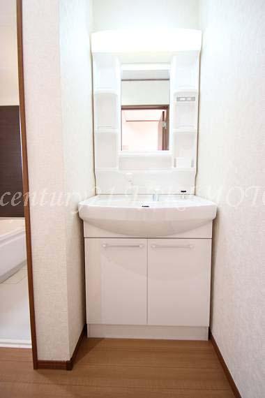 Wash basin, toilet. Convenient Shampoo dresser!