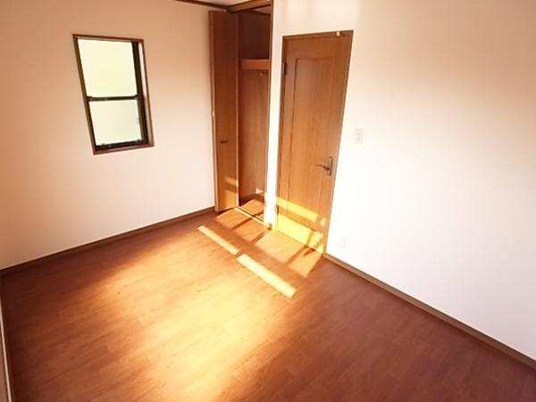 Non-living room. Comfortable in the spacious space with plenty of storage