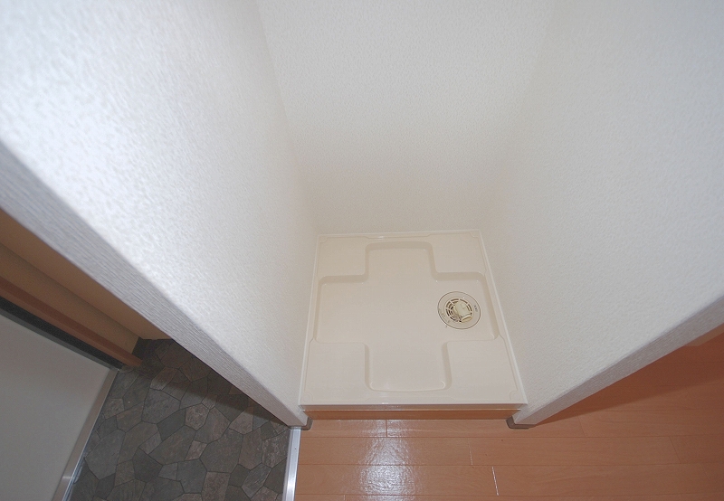 Other room space. Washing pan