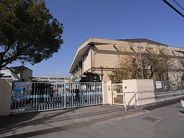 Primary school. Neyagawa Tatsusakura to elementary school (elementary school) 551m