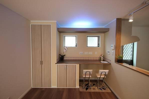 Living. Child's study space in the dining next to. Even as PC shelter!