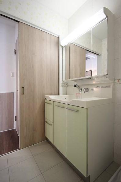 Wash basin, toilet. The tile in a time-measures basin around splashing water!