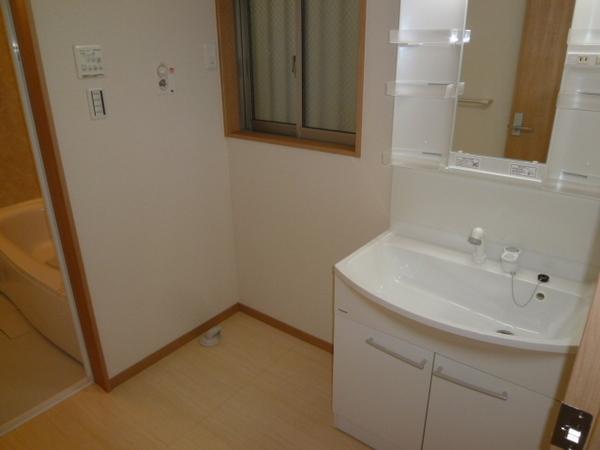 Wash basin, toilet. Spacious dressing in the morning in the lavatory also smoothly