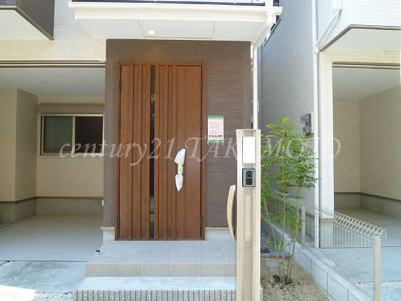 Local appearance photo. Now fashionable Ouchi grows even green planted planting at the entrance around