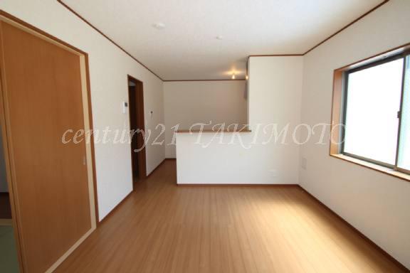 Same specifications photos (living). Placement easy floor plan of furniture!