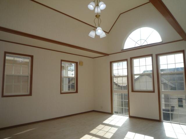 Living. Living with a sense of openness to ceiling height is also taken