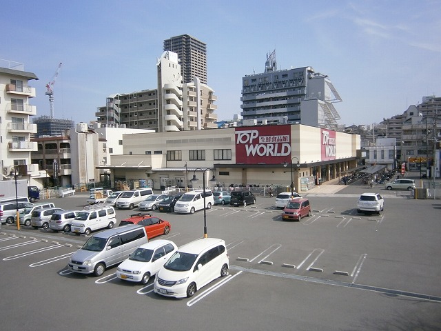 Supermarket. 494m to the top World Korien store (Super)