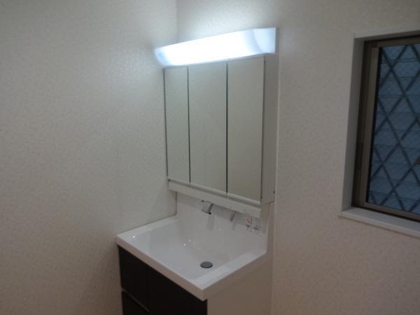Wash basin, toilet. Vanity triple mirror type