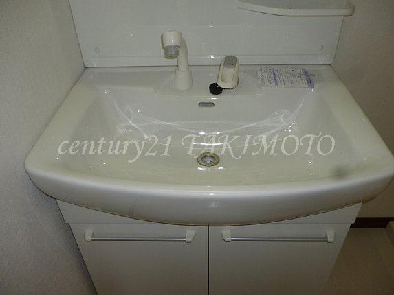 Wash basin, toilet. Easy to wash wider wash bowl!