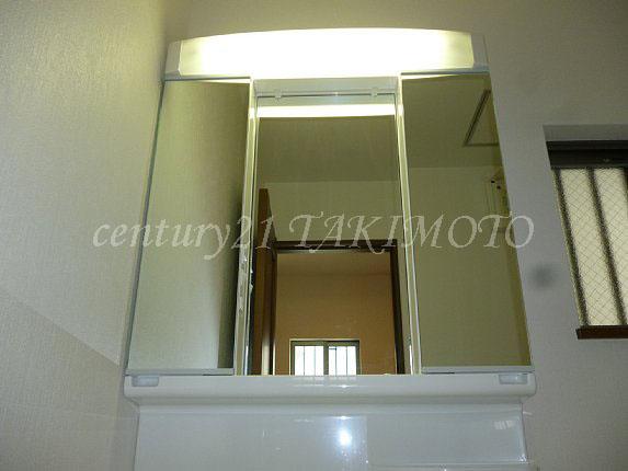 Wash basin, toilet. The mirror is of course three-sided mirror