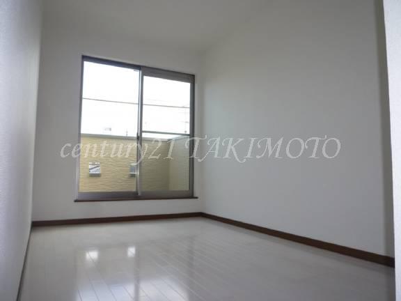 Non-living room. Sunny All rooms are two-sided lighting