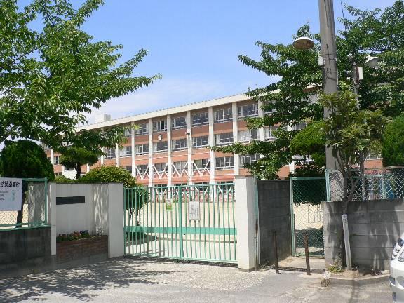 Primary school. Neyagawa Municipal KUNIMATSU Midorigaoka to elementary school 729m