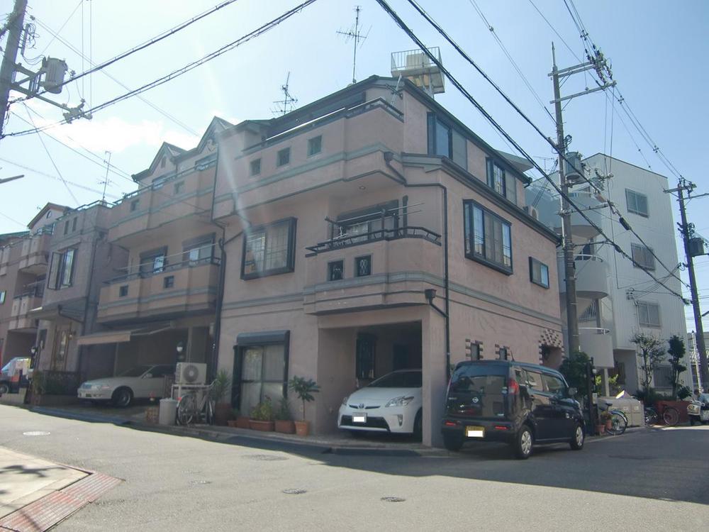 Local appearance photo. 3-storey house is located in the northeast corner lot