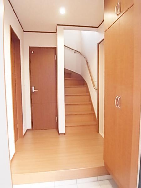 Entrance. Spacious entrance at any time in the storage enhancement