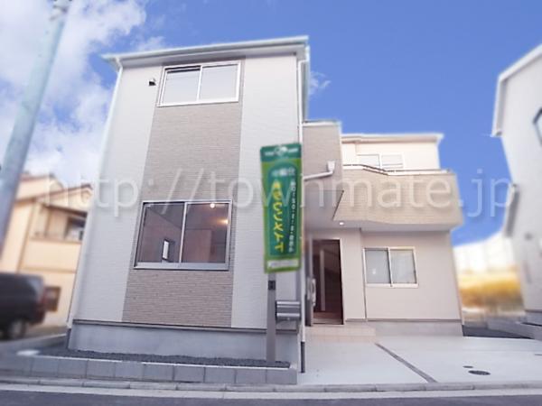 Local photos, including front road. It is located in a quiet residential area