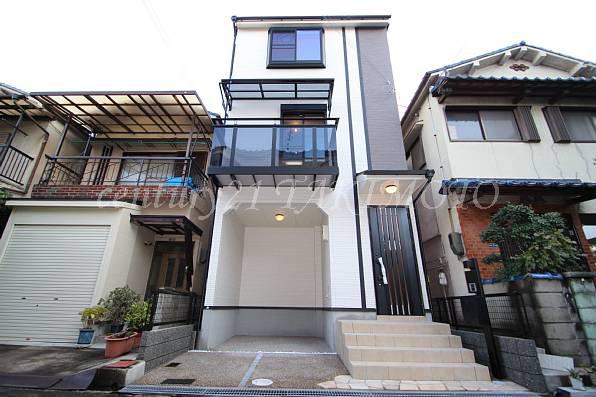 Local appearance photo. Balcony on the front door is equipped with roof.