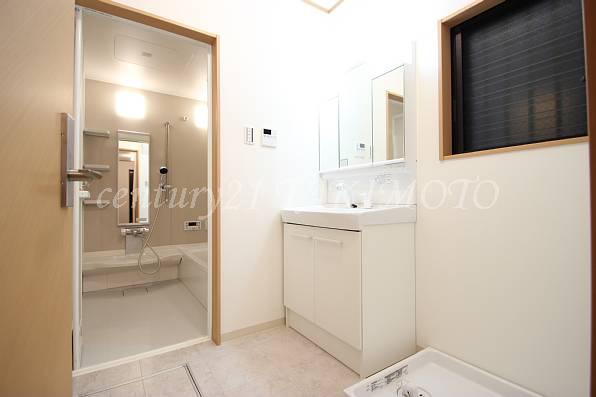 Wash basin, toilet. Behind the three-sided mirror has become a convenient storage.