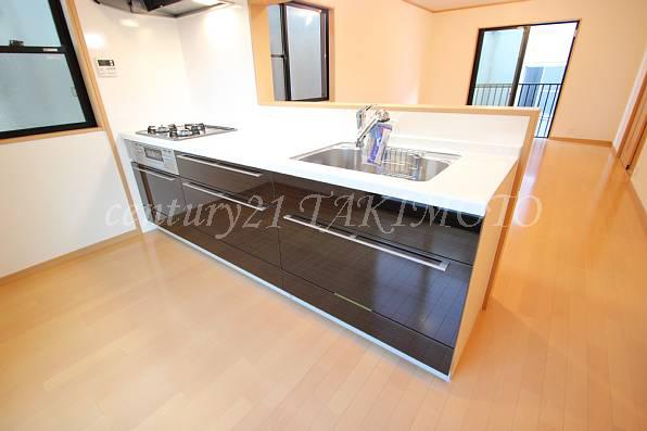 Kitchen. Is a face-to-face kitchen of all slide storage